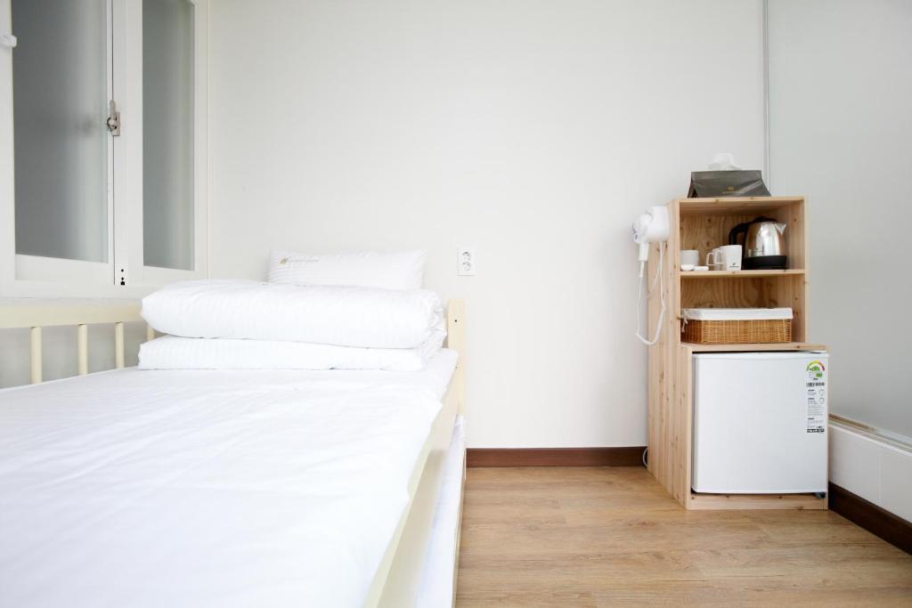 24 Guesthouse Sinchon Hongdae Сеул Экстерьер фото
