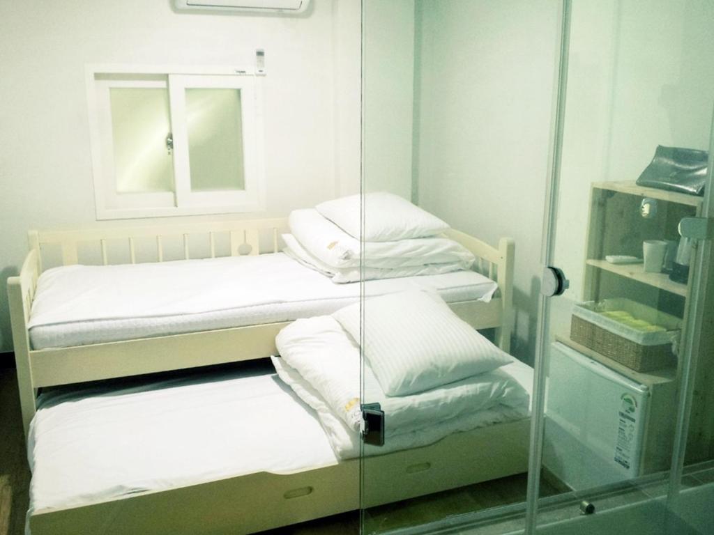 24 Guesthouse Sinchon Hongdae Сеул Номер фото
