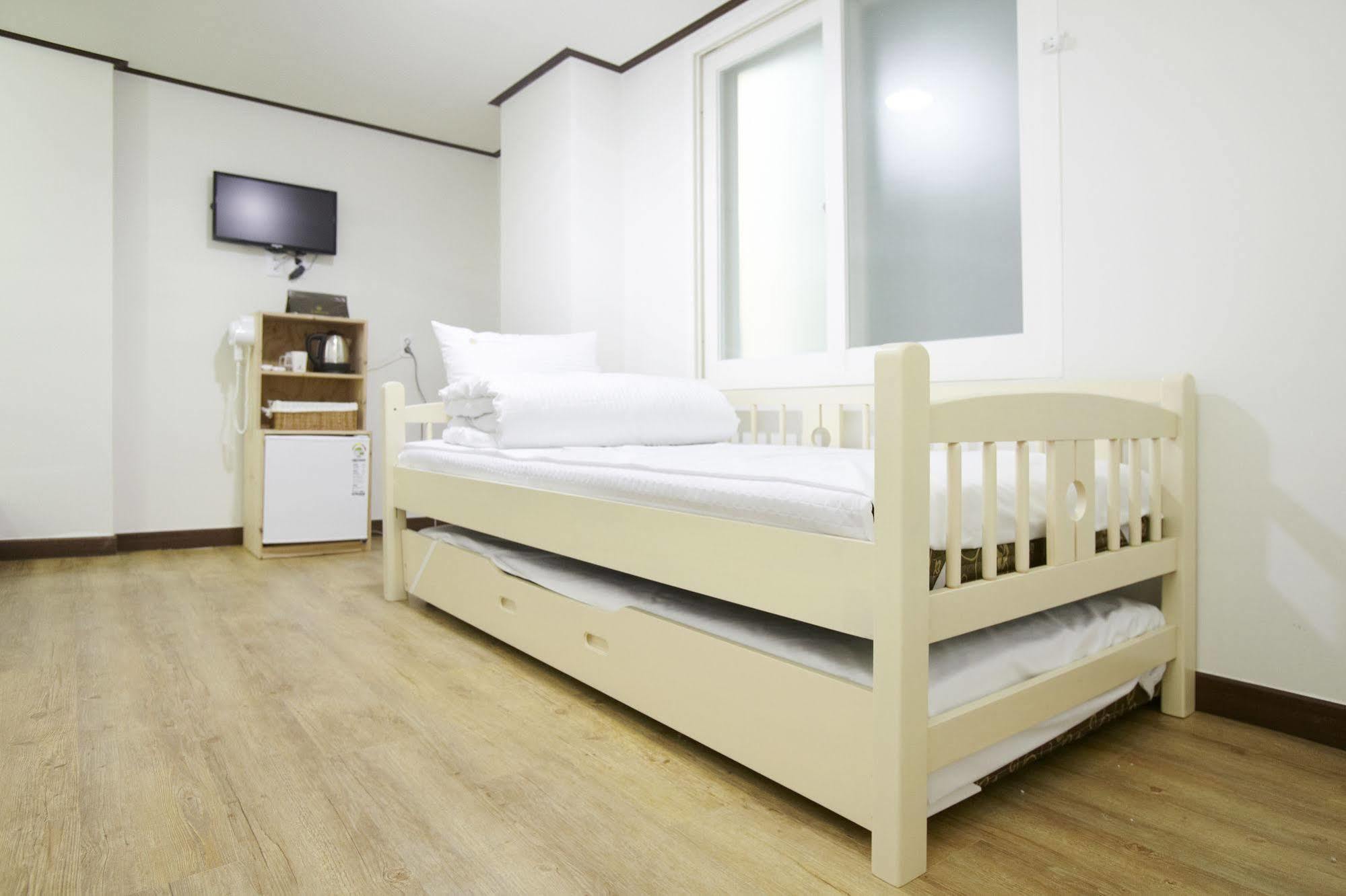 24 Guesthouse Sinchon Hongdae Сеул Экстерьер фото
