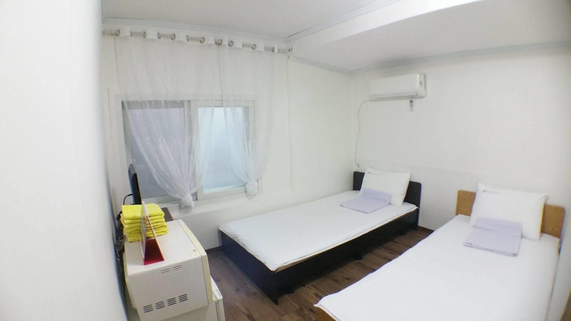 24 Guesthouse Sinchon Hongdae Сеул Экстерьер фото