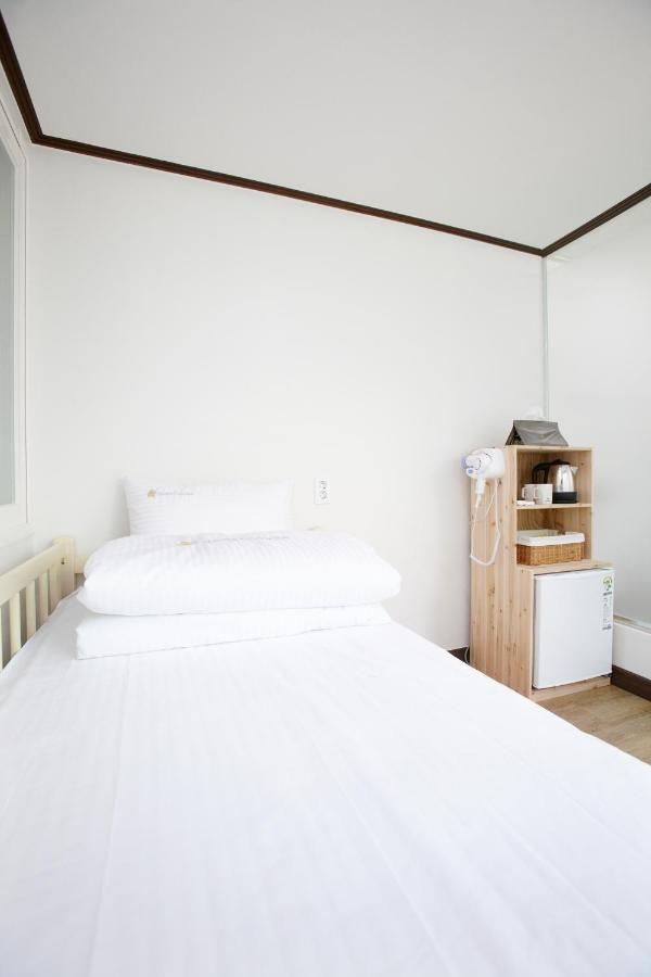 24 Guesthouse Sinchon Hongdae Сеул Экстерьер фото